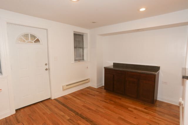 Building Photo - 1120 W Oakdale Ave