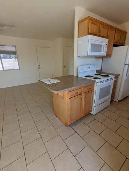 Building Photo - 354 W Hollamon St