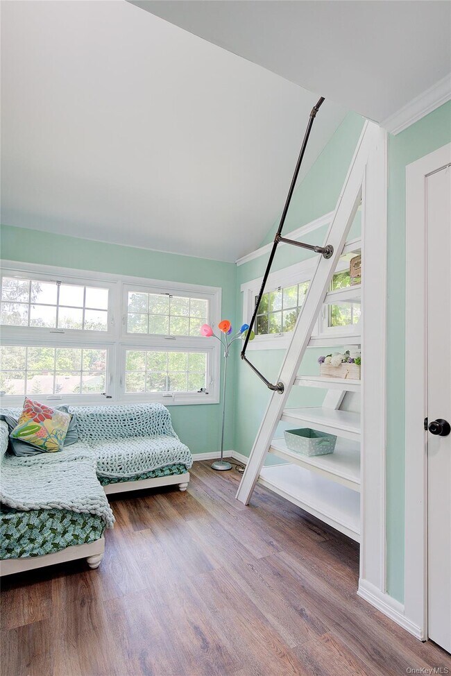 Building Photo - 2 Spring Hollow Rd