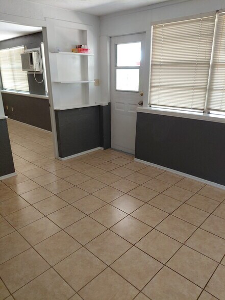 3RD BED ROOM with private entrance - 906 Hartford Dr