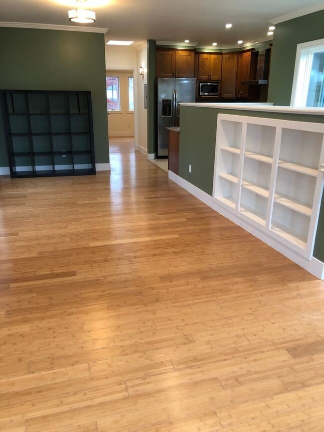 Building Photo - COMING SOON!  Beautiful 3 br/2ba -2  Levels, Private Deck, Panoramic Views, Garage Parking, Washe...