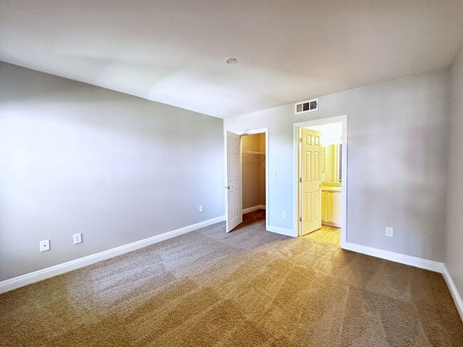 Building Photo - 2 BEDROOM 2 BATH UPSTAIRS CONDO IN GATED S...