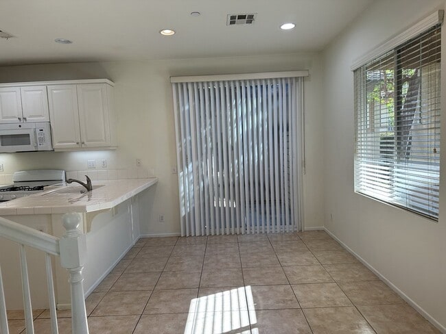 Building Photo - "Charming 3-Bedroom Riverside Retreat with 2.5 Baths – 1598 Sq Ft of Comfort on Winterberry Drive!"