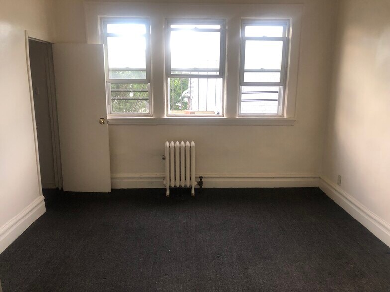 Primary Photo - 139 W 4th St