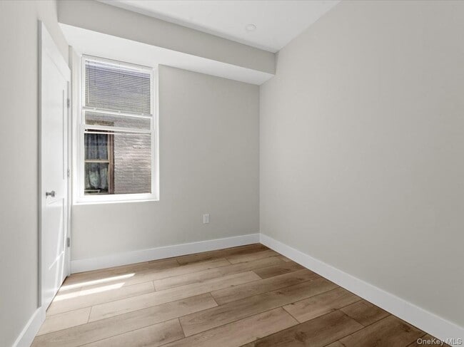 Building Photo - 910 E 226th St