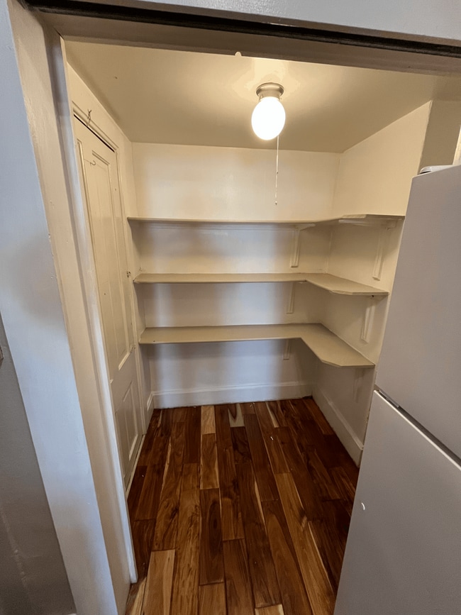 Building Photo - Beautiful 2 bed 1 bath in unit W/D, renovated kitchen, walkablitiy!