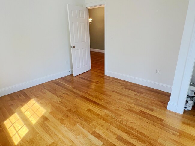 Building Photo - AVAILABLE NOW! Elegant 3-Bed Condo in Prim...