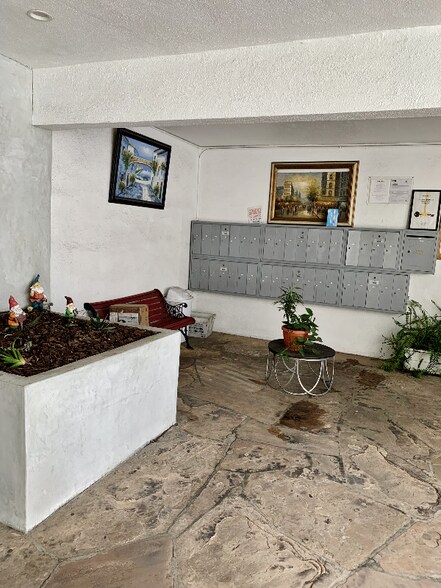 Building Photo - 1737 Sycamore Ave