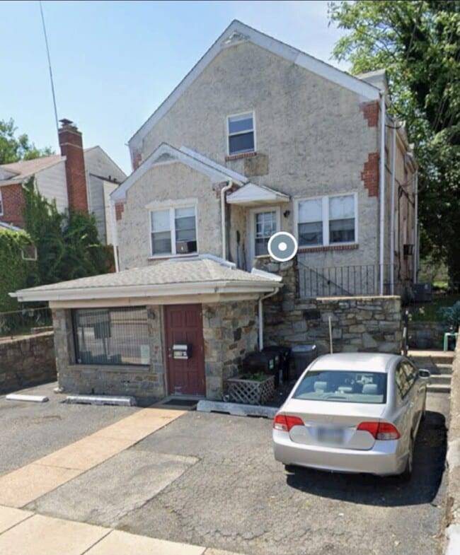 Building Photo - 319 E Macdade Blvd