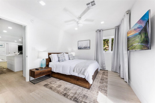 Building Photo - 3329 NE 17th St