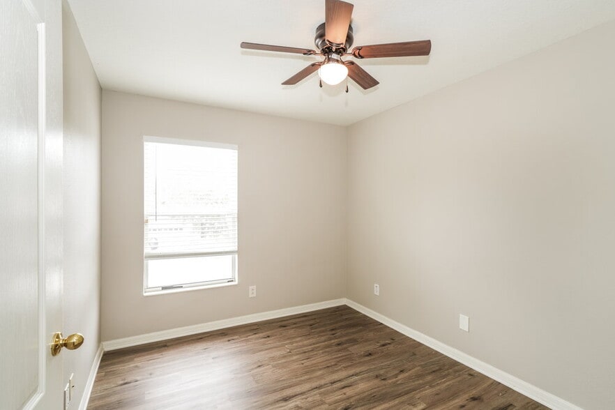 Building Photo - 8574 Deer Chase Dr