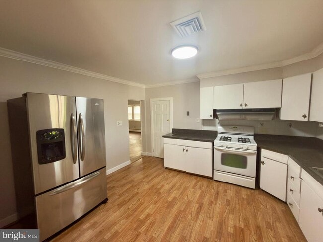 Building Photo - 422 W 6th Ave