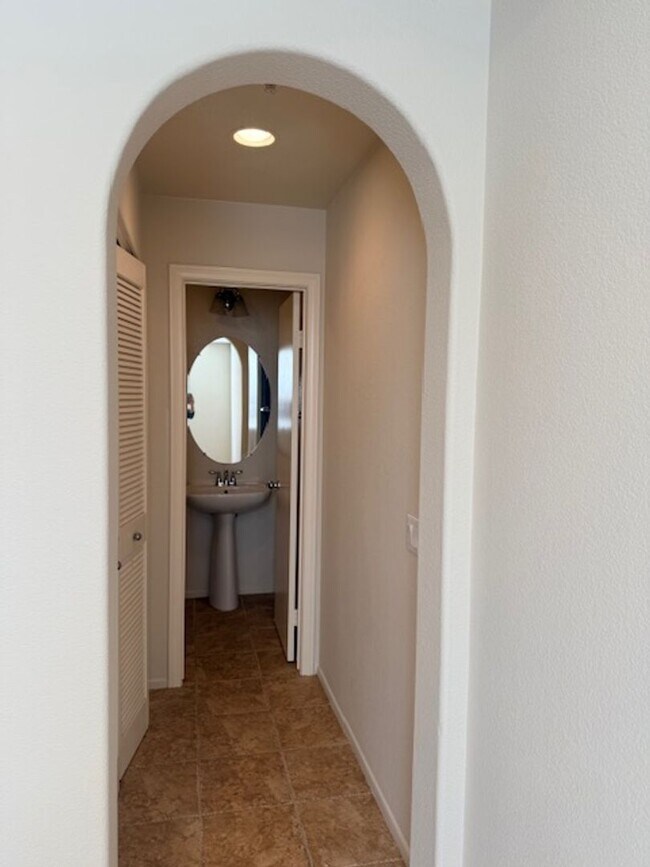 Building Photo - Lovely Otay Ranch townhome