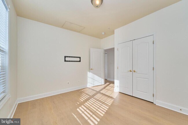 Building Photo - 43865 Hickory Corner Terrace