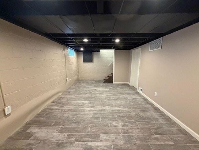 Building Photo - 2501 Oakridge Rd