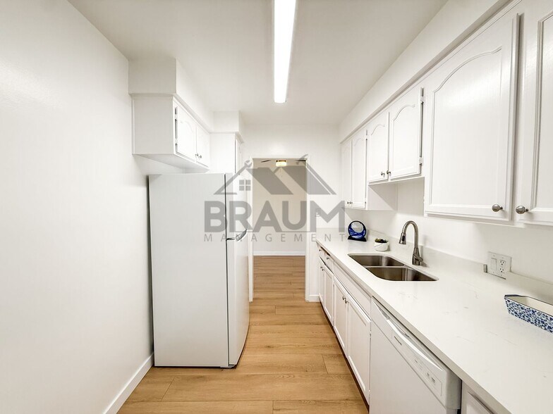 Building Photo - 5433 Sepulveda Blvd