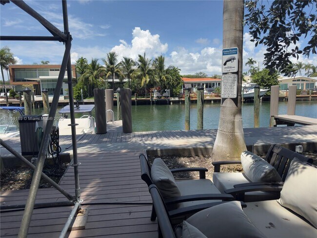 Building Photo - 9940 W Bay Harbor Dr