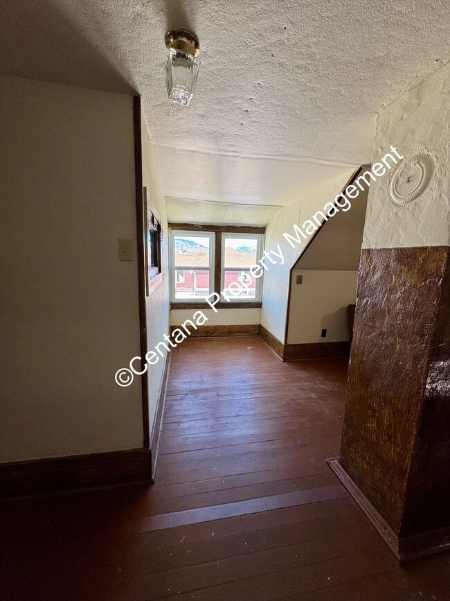 Building Photo - Huge 3 bedroom house with 2 bonus rooms an...