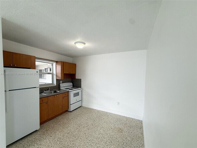 Building Photo - 635 SW 7th Ct