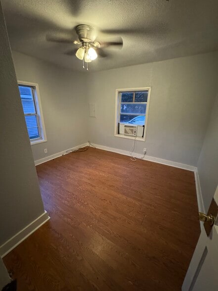 Building Photo - 104 W Shamrock Ave