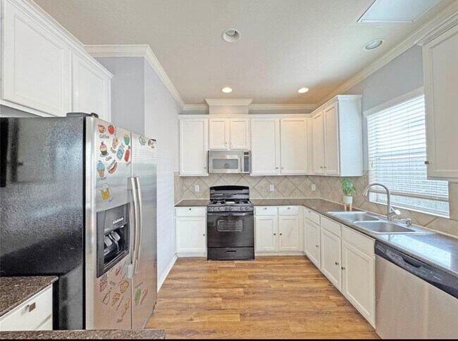 Building Photo - 6222 Skyline Dr