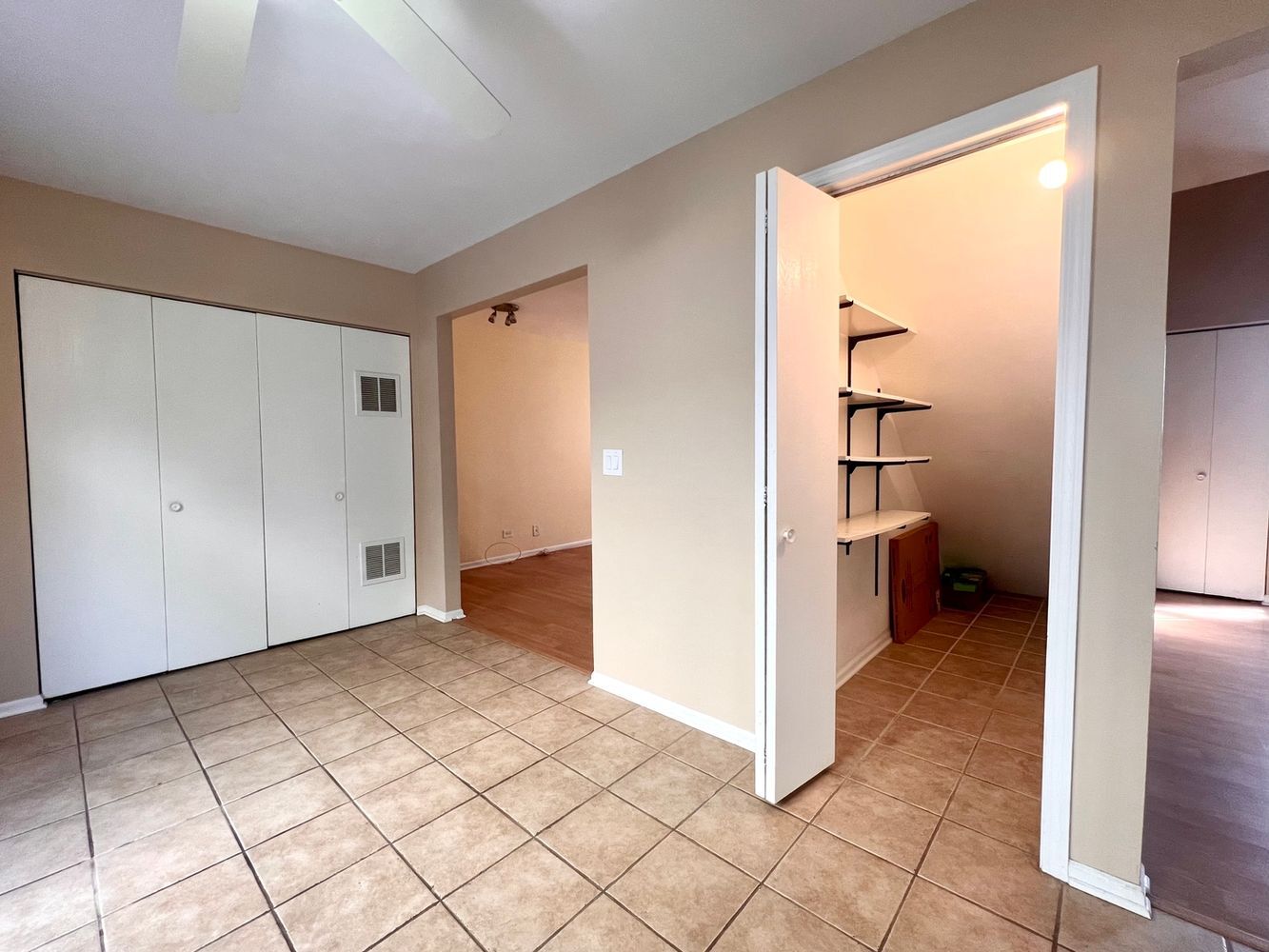 Building Photo - 17 Le Jardin Ct
