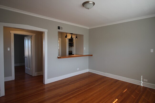 Building Photo - 2 Bed / 1 Bath Rehabbed Apartment in Hermosa near Fullerton Bus, Restaurants & Shopping. Updated ...