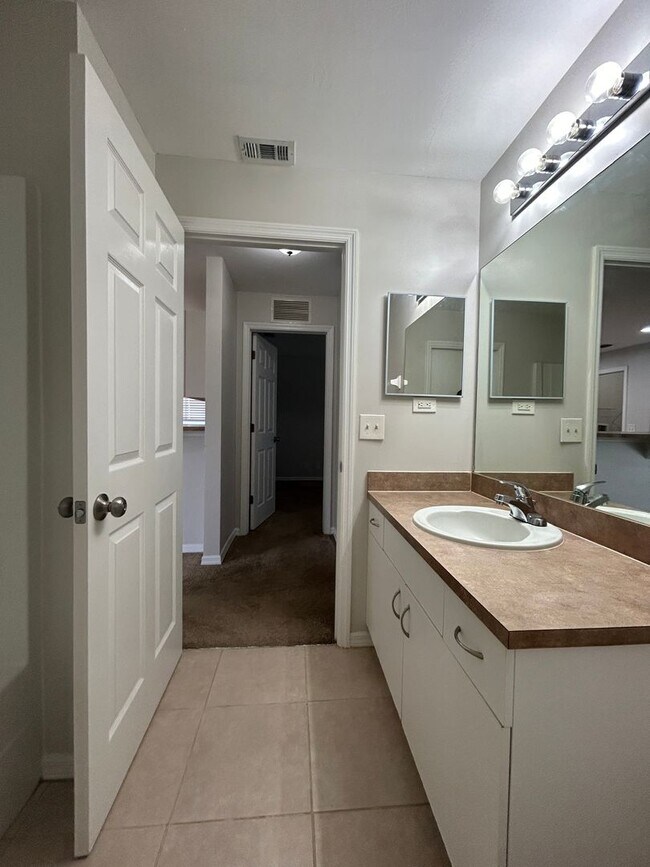 Building Photo - 3 Bedroom 2 Bath 2 Car Garage In Cape Coral!