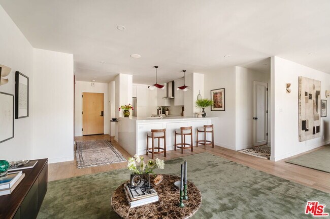 Building Photo - 999 N Doheny Dr