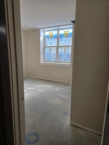 Building Photo - 114 E Side Pky
