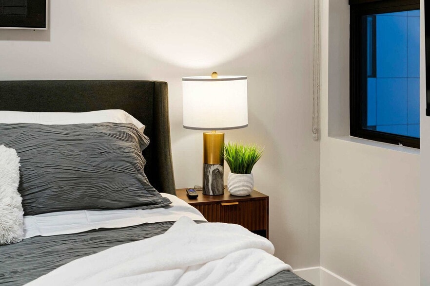 Building Photo - 6044 N Winthrop Ave