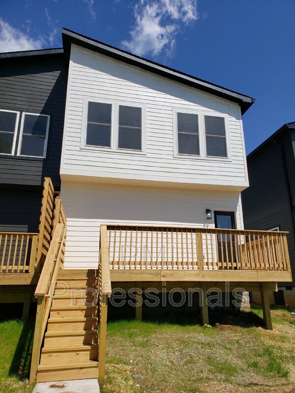 Building Photo - 215 Eisenhower Dr