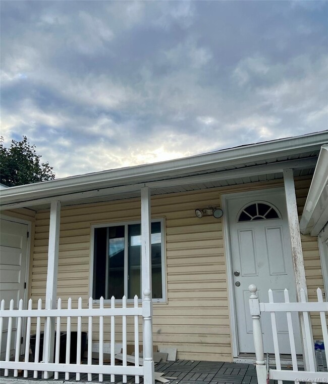 Building Photo - 32 Wellington St