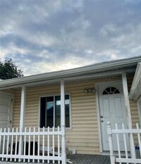 Building Photo - 32 Wellington St