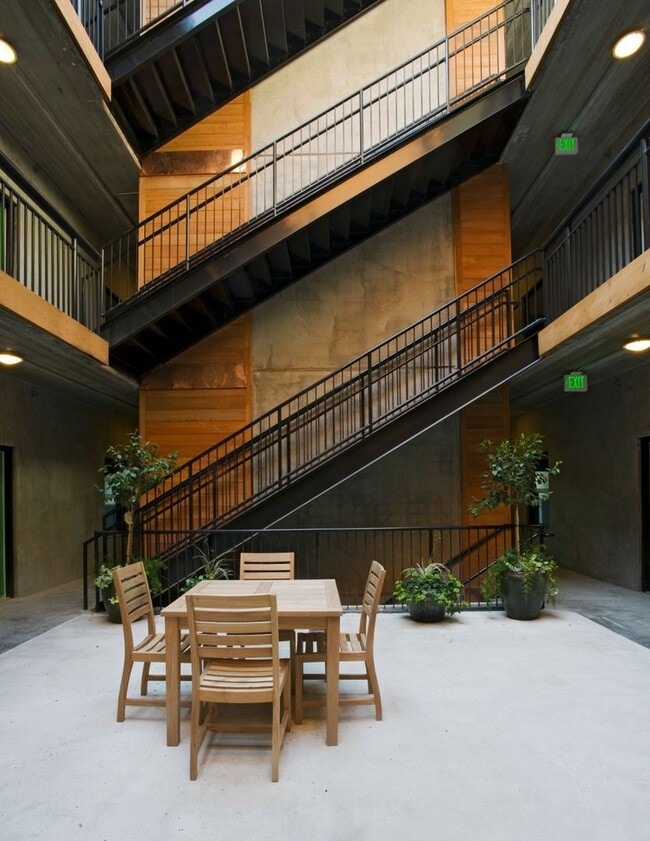 Building Photo - 1 bed / 1 bath w/Study - Move In Today!