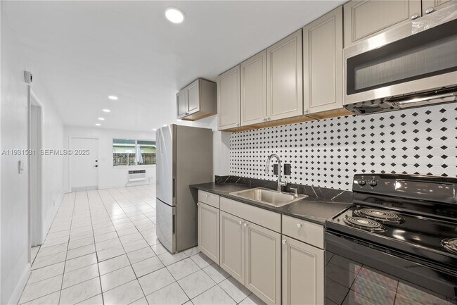 Building Photo - 411 SE 3rd Ave