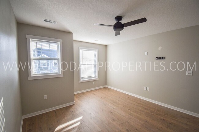 Building Photo - Summer rent special: $250 off the first two months rent! Modern Ankeny Townhome with Two Primary ...