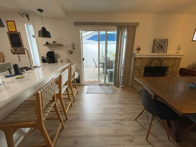 Building Photo - Beautiful single story 3 bedroom w/2 parki...