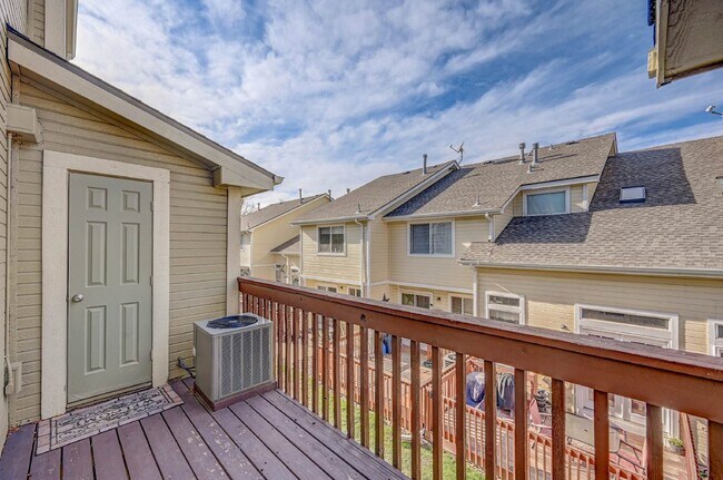 Building Photo - $1,995 - 2 Bed, 2 Bath Lofted Townhome in ...