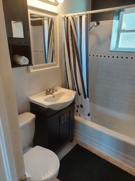 Building Photo - 327 Lee Ave