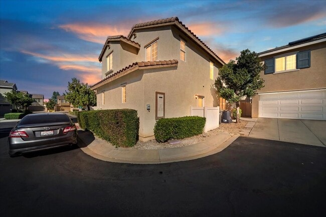 Building Photo - Beautiful 4 bedroom home in gated community