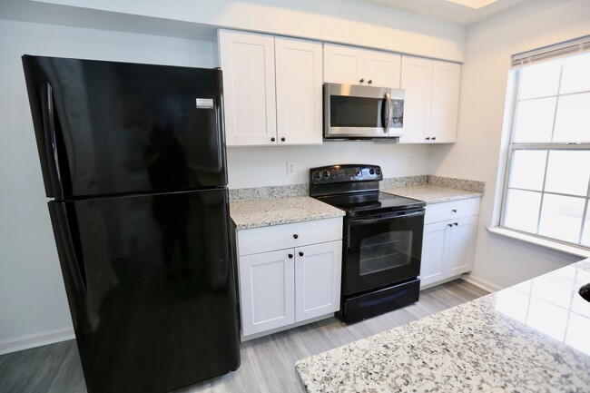 Building Photo - Updated Chimney Hill Condo Available 03-25...