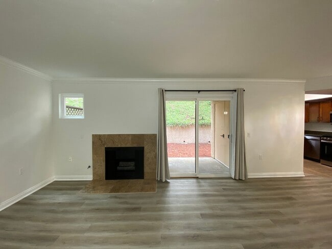 Building Photo - Beautifully Renovated 1-Bedroom Condo in R...