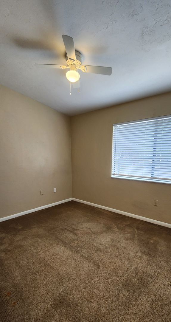 Building Photo - 2 Bed / 2.5 Bath End-Unit Townhome in Mill Run