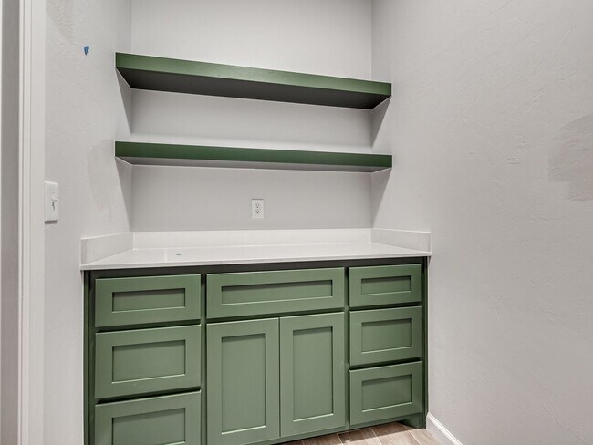 Building Photo - Newer Home in Moore!