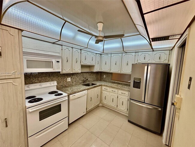 Building Photo - 3351 S Palm Aire Dr