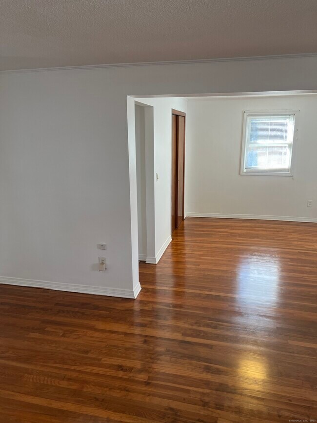 Building Photo - 565 Hart St