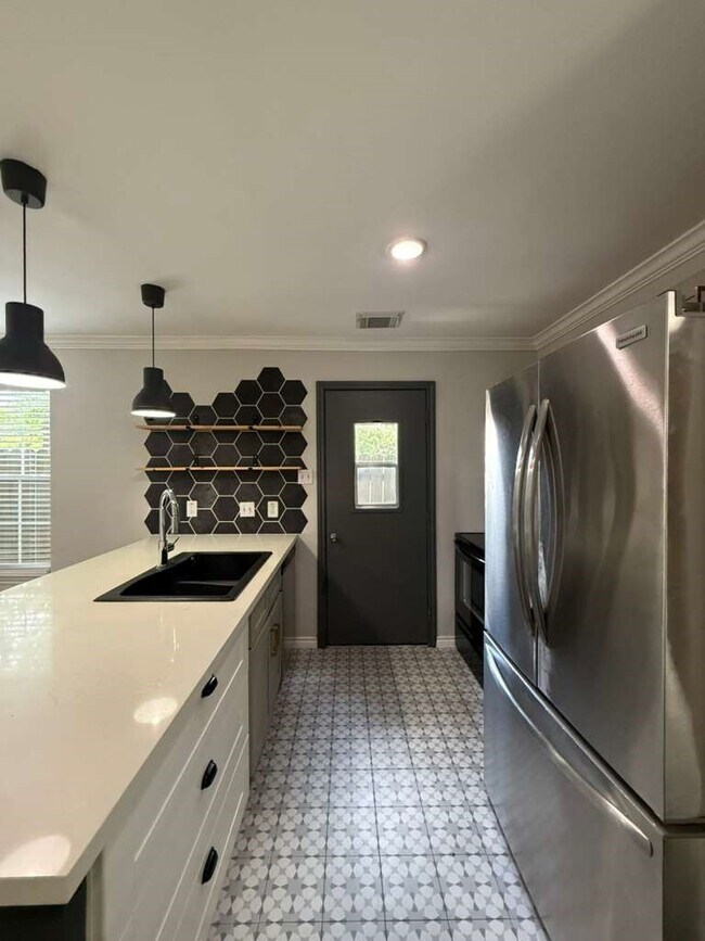 Building Photo - 9623 Elmview Pl