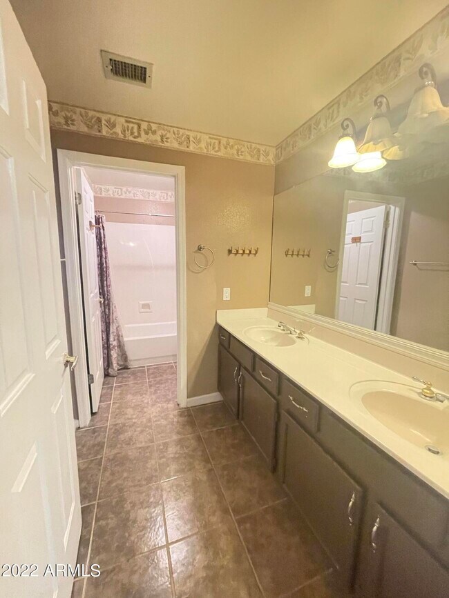 Building Photo - 658 N Poplar Ct