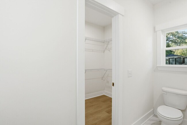 Building Photo - Spacious 3 Bedroom Home with Bonus Suite i...